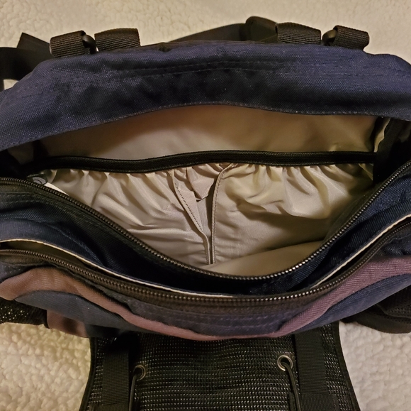 The North Face MT Biker zipper fanny pack,  in excellent condition.  Navy & gray - Picture 4 of 9
